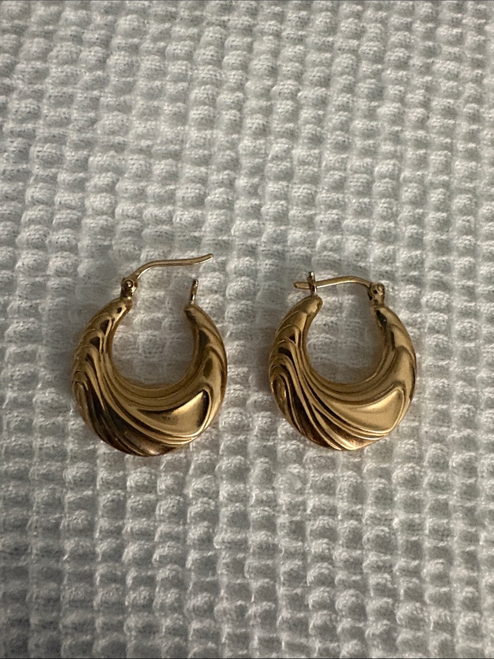 14 kt Gold Swirl Hoop Earrings - Elegant Women Jewelry